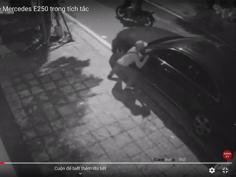 Kẻ gian bẻ trộm cặp gương xe Mercedes E250 trong tích tắc [Video]