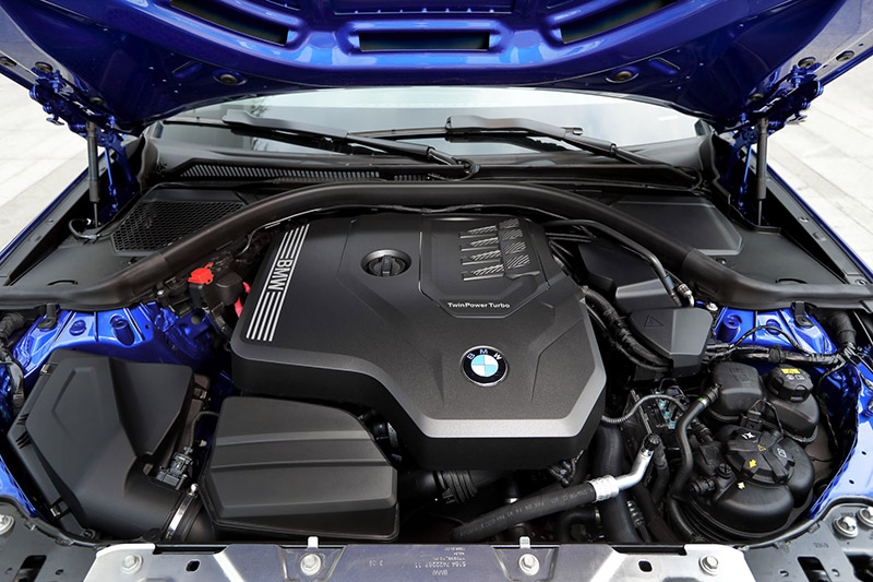 Khoang động cơ xe BMW 330i M Sport