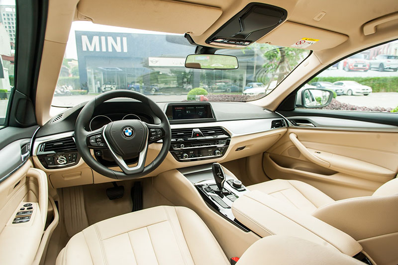 Khoang nội thất xe BMW 520i