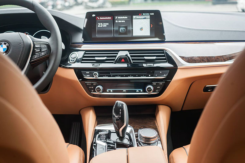 Cụm điều khiển trung tâm trên BMW 530i