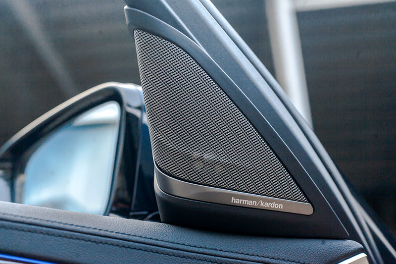 Xe BMW 530i được trang bị hệ thống âm thanh cao cấp Harman Kardon. 