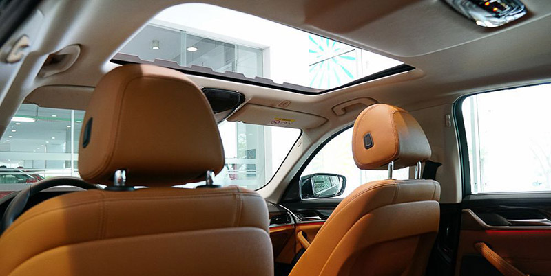Cửa sổ trời trên BMW 530i