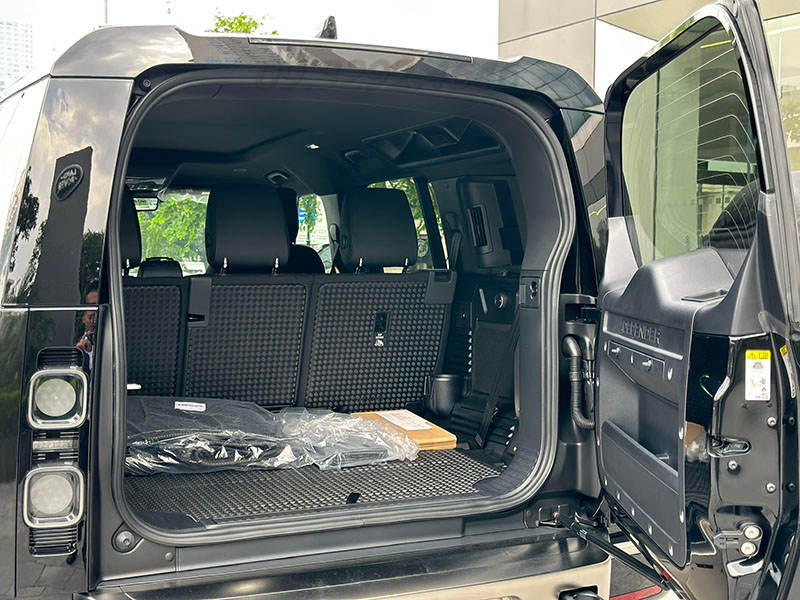 Khoang hành lý Land Rover Defender 2024 