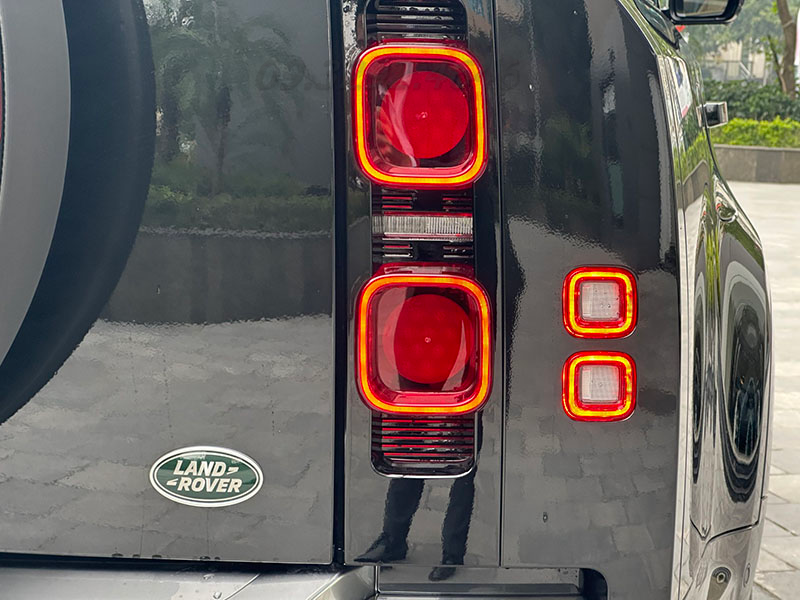 Đèn sau Land Rover Defender 130 2024 Màu Đen