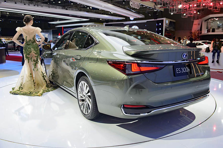 Giá xe Lexus ES 300h ưu đãi cực hấp dẫn trong tháng 11