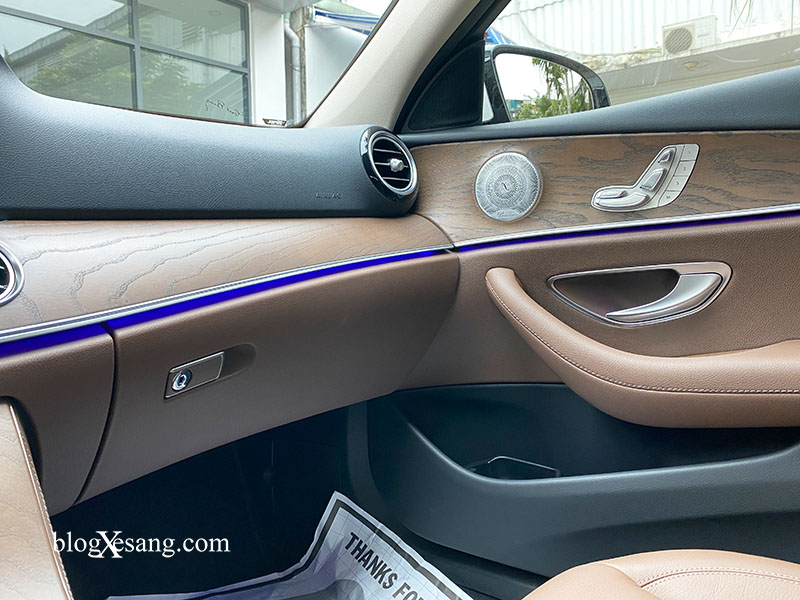Đèn viền nội thất trên xe Mercedes E200 Exclusive 2020 | blogxesang.com