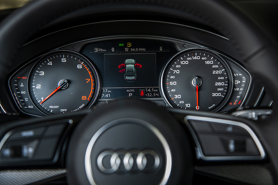Đồng hồ hiển thị sau vô lăng trên Audi A4