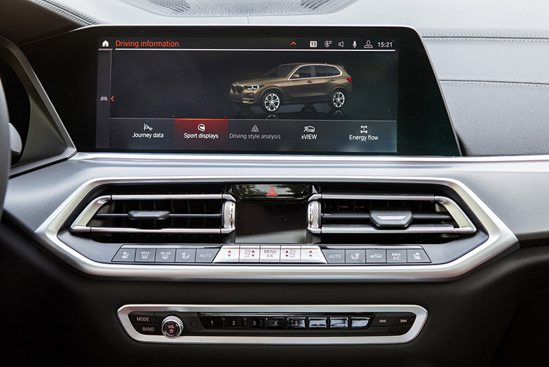 Màn hình cảm ứng iDrive 12,3 inch hiển thị mọi thông tin liên quan tới xe