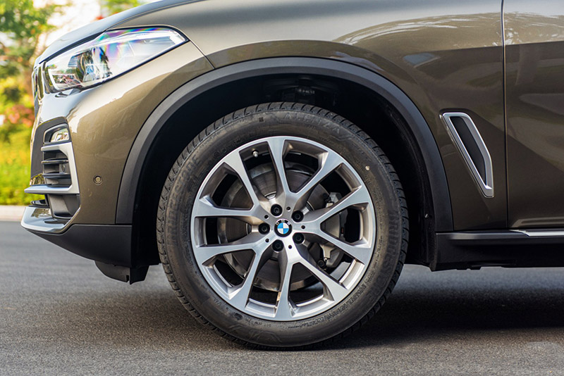 BMW X5 phiên bản nâng cấp được trang bị mâm xe 20 inch 5 chấu kép