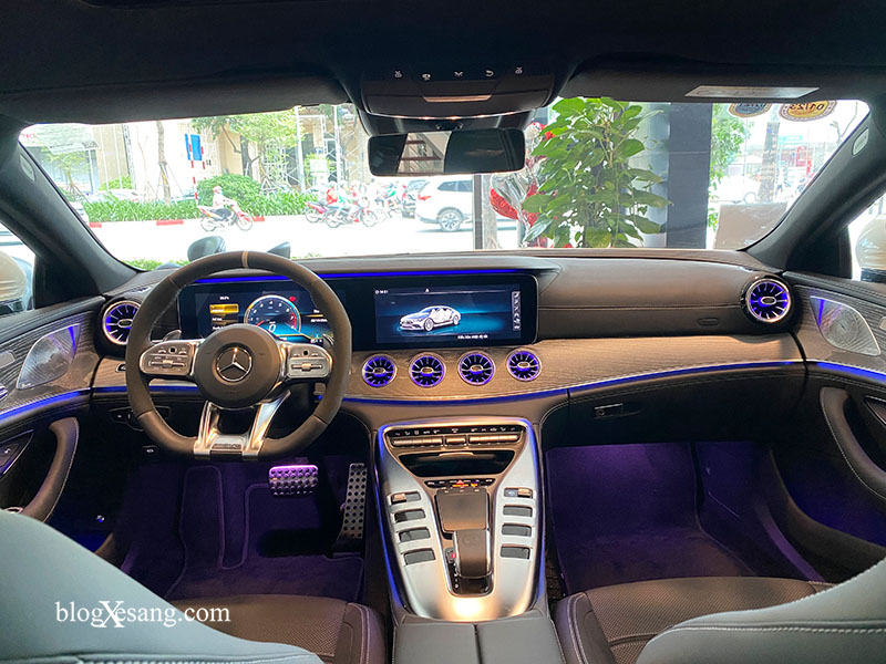 Khoang nội thất trang bị một bầu trời công nghệ trên Mercedes-AMG GT 53 4Matic +