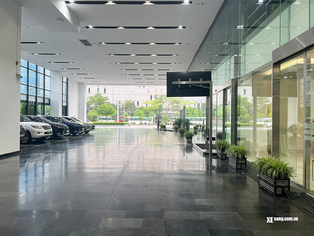 Xưởng dịch vụ Lexus Hà Nội có quy mô rộng lớn, trang bị thiết bị hiện đại, đội ngũ nhân viên xưởng dịch vụ tay nghề cao