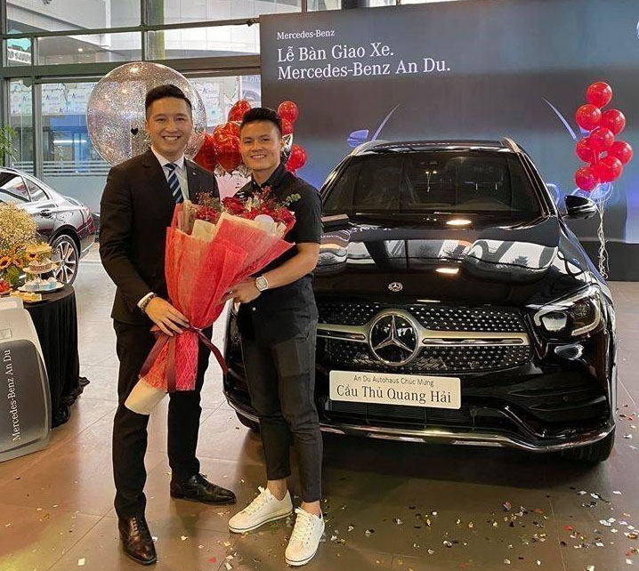 Hình ảnh cầu thủ Quang Hải trong lễ nhận xe tại đại lý Mercedes-Benz