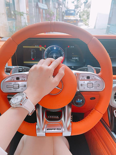 Vô lăng chiếc xe Mercedes-AMG G63 độ nội thất màu cam